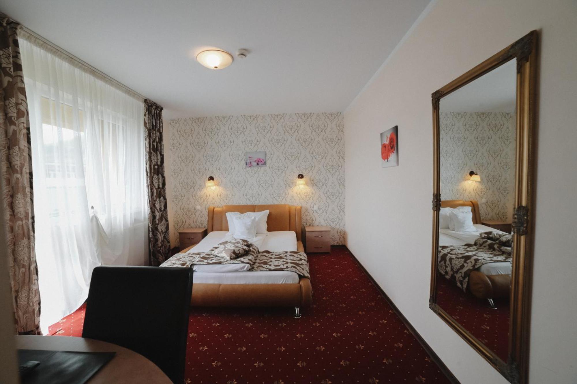 Hotel-Restaurant Oscar Piatra Neamţ Eksteriør billede