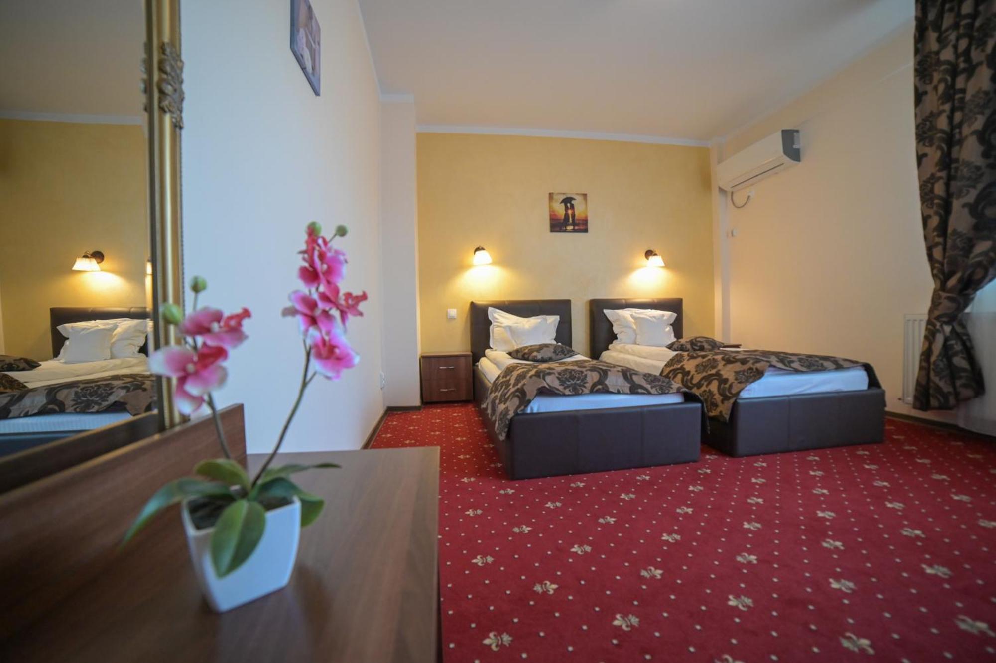 Hotel-Restaurant Oscar Piatra Neamţ Eksteriør billede